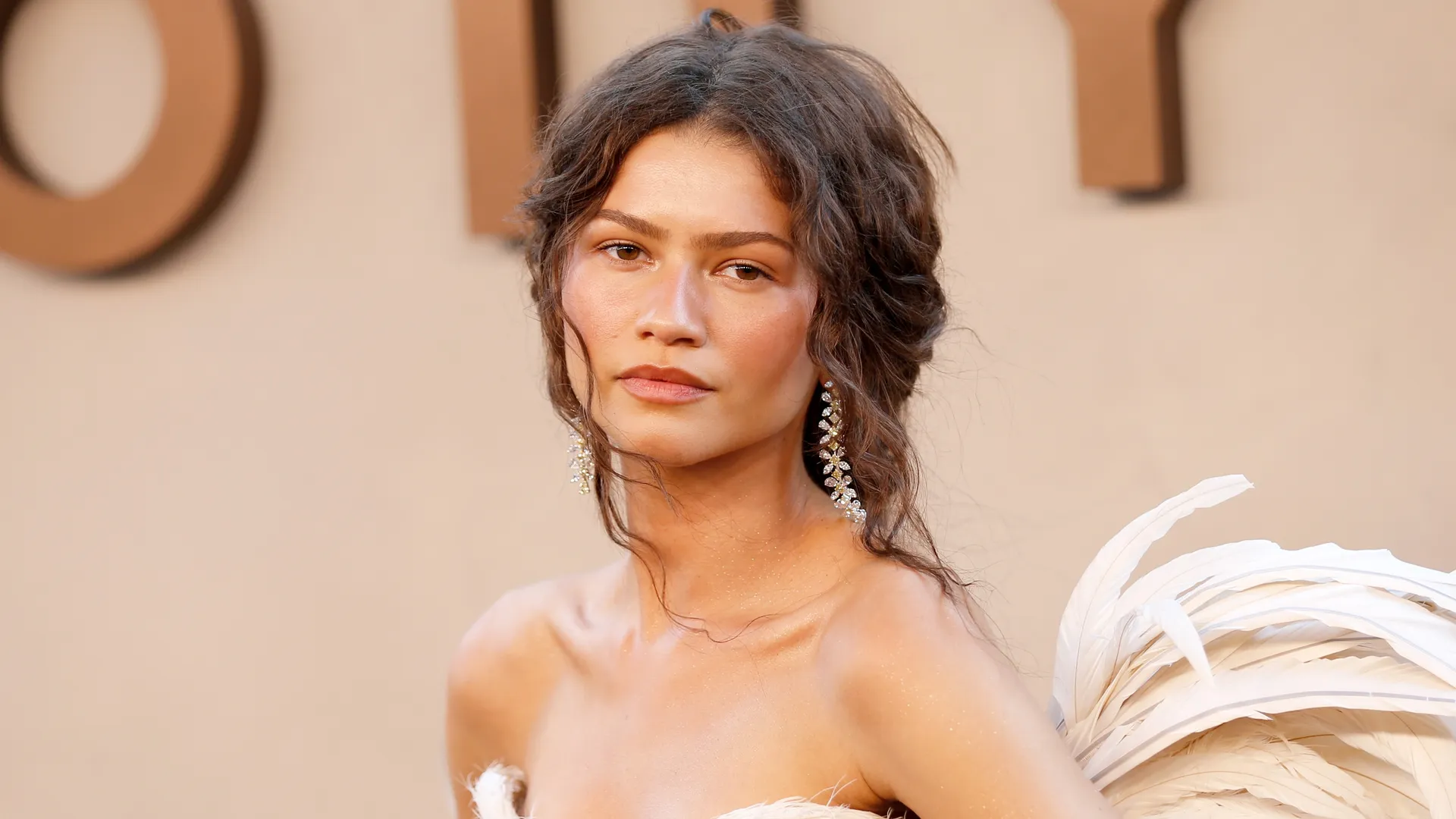 Zendaya green velvet nails fall 2026 manicure trend